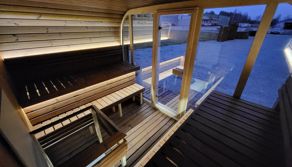 Sauna ogrodowa SAUNARI P1 ustawiona w otwartym ogrodzie z widokiem na naturę