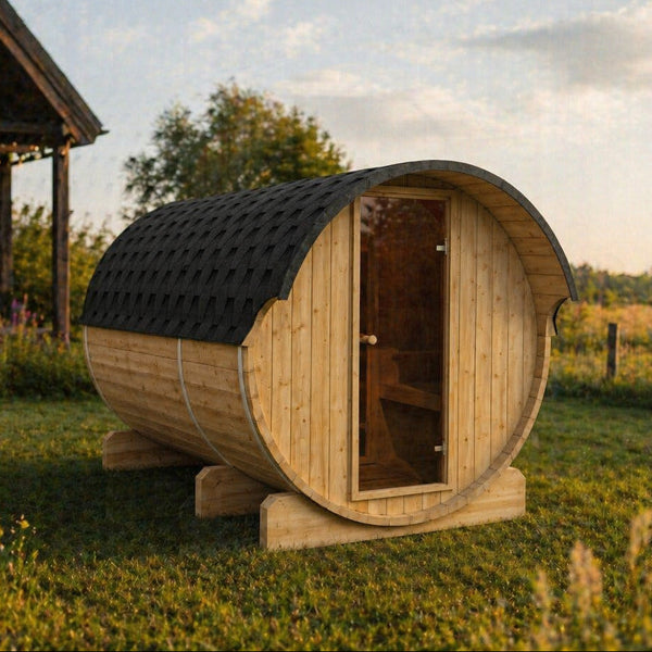 Sauna ogrodowa w kształcie beczki z termodrewna ustawiona na tarasie